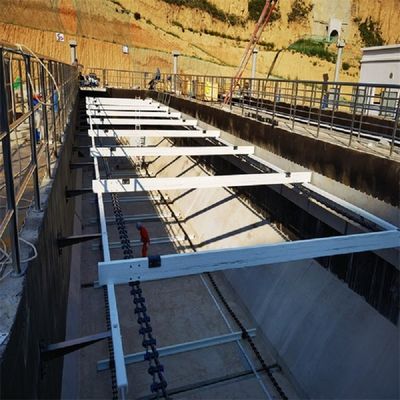 Pengikis Lumpur Rantai Non Logam di Tangki Sedimentasi Lumpur