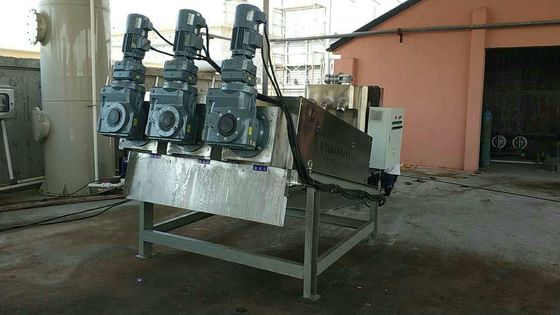Tiga Motor 300 Stacked Screw Sludge Dewatering Machine Kelas Industri